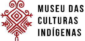 Logotipo do Museu das Culturas Indígenas. Do lado esquerdo, um símbolo feito de traços e linhas vermelhas. Do lado direito. Do lado direito, em preto: “Museu das Culturas Indígenas”. 