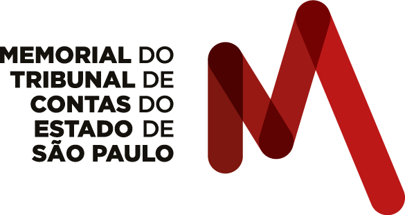 Logotipo da exposição. No lado esquerdo, em letras pretas: Memorial do Tribunal de Contas do Estado de São Paulo. No lado direito, uma letra “M” em grossos traços vermelhos. A perna da direita da letra tem quase o dobro de comprimento que a da esquerda.